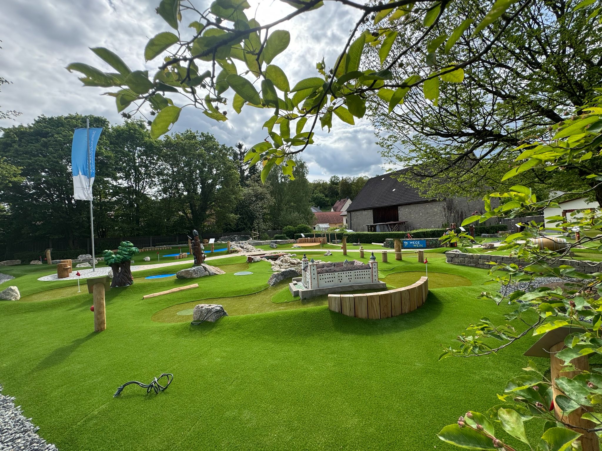 Fertigstellung Adventure Golf Dürrbachpark Güntersleben (11)